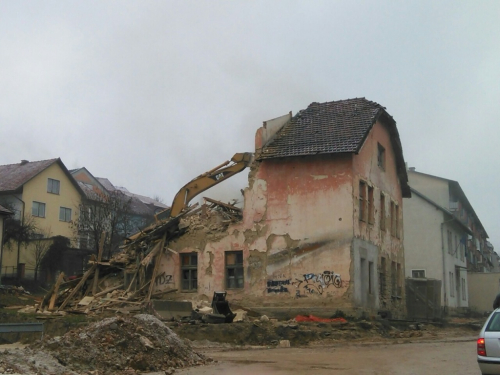 FOTO: Ruši se stara zgrada u Prozoru