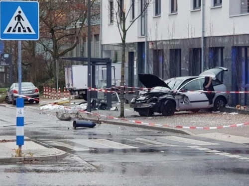 Auto se zabio u autobusnu postaju u Njemačkoj, ima poginulih i ozlijeđenih