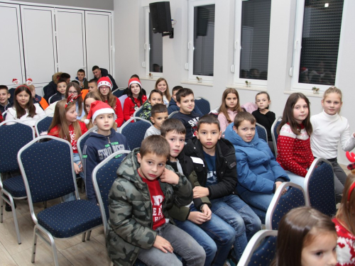 FOTO: Sveti Nikola razveselio najmlađe u župi Rumboci