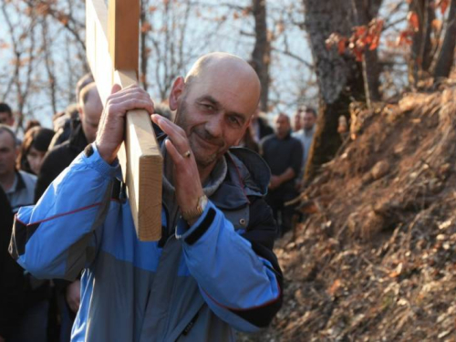 FOTO: Fra Andrija Jozić predvodio Križni put na Uzdolu