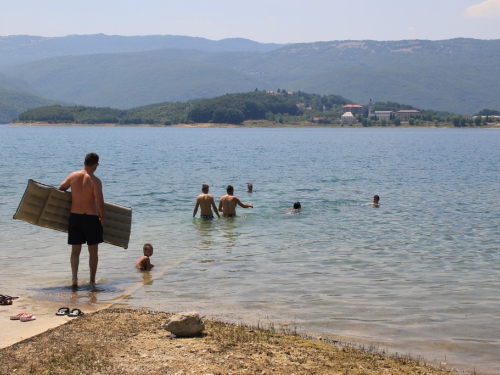 FOTO/VIDEO: Ramci spas od vrućina pronašli na Ramskom jezeru