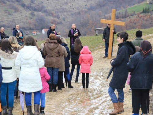 FOTO: Fra Andrija Jozić predvodio križni put na Uzdolu