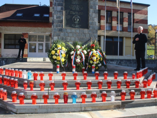 FOTO: Povodom Svih svetih u Prozoru zapaljene svijeće za poginule i preminule branitelje