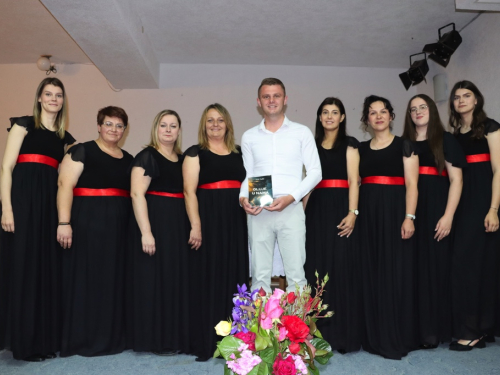 FOTO: Na Šćitu predstavljena knjiga ''Oluje u nama'' autora Ivana Tadića