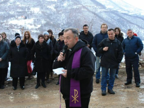 FOTO: Vlč. Ivan Karača predvodio Križni put na Uzdolu