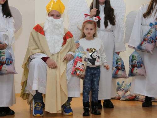FOTO: Sveti Nikola razveselio najmlađe u župi Rumboci