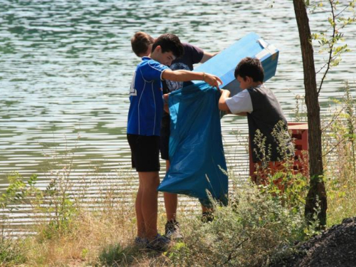 FOTO: Akcija čišćenja odmorišta i plaže na Gračacu