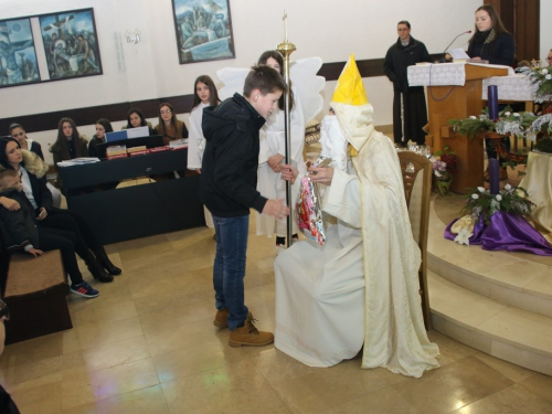 FOTO: Sv. Nikola podijelio paketiće djeci u Rumbocima