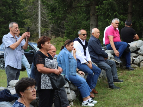 FOTO/VIDEO: Na Vranu služena sv. misa za poginule duvandžije