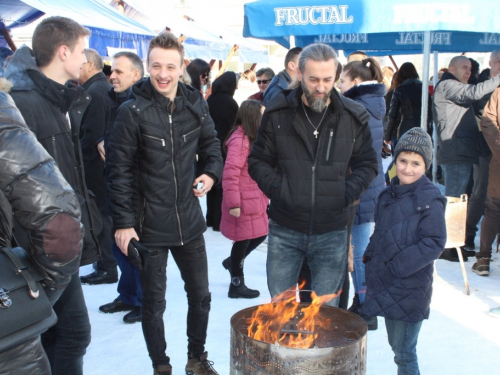 FOTO: U Prozoru svečano otvoren Božićni sajam