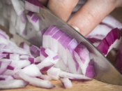 Kuharica otkrila trik za sjeckanje luka bez suza