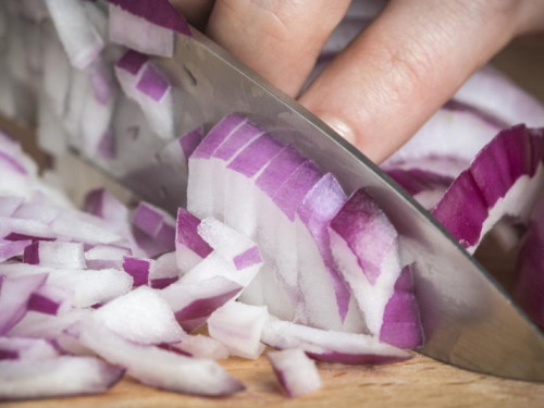 Kuharica otkrila trik za sjeckanje luka bez suza