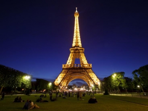 Napad na turiste u središtu Pariza, sumnja se na terorizam