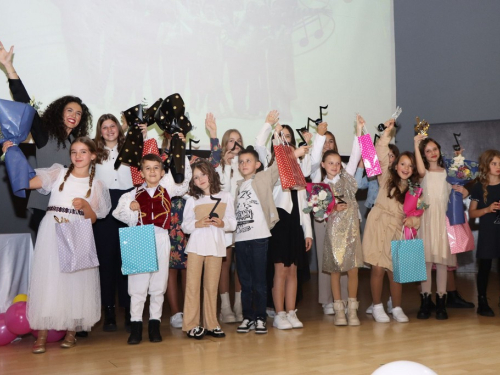FOTO: Ines Markešić i Magdalena Zadro pobjednice dječjeg festivala ''Mala Rama 2024.''