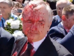 Ruski veleposlanik polagao cvijeće za vojnike, prosvjednici ga zalili crvenom bojom