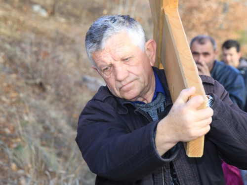 FOTO: Vlč. Stipo Knežević predvodio križni put na Uzdolu