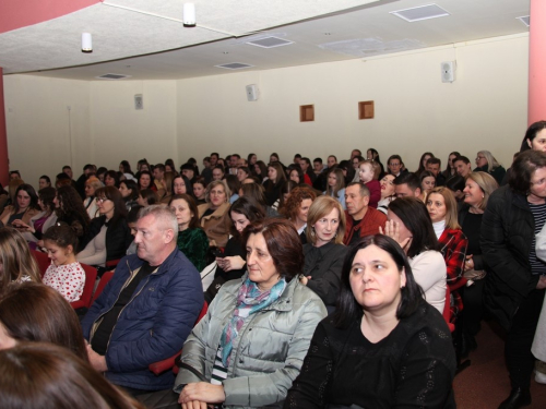 FOTO: Srednjoškolska priredba povodom Valentinova