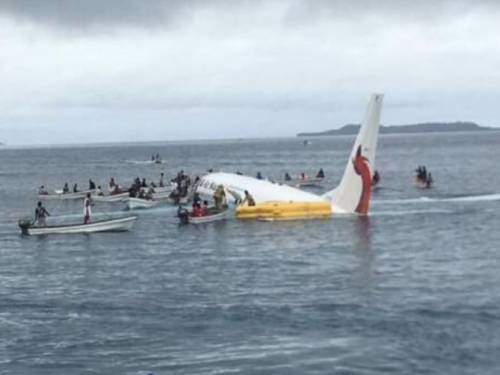 Avion promašio pistu, pa sletio u lagunu u Tihom oceanu