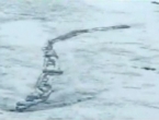 Snimio jezersko čudovište kako se probija kroz led!
