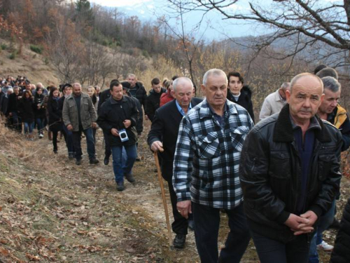 FOTO: Vlč. mr. Pero Brajko predvodio Križni put na Uzdolu