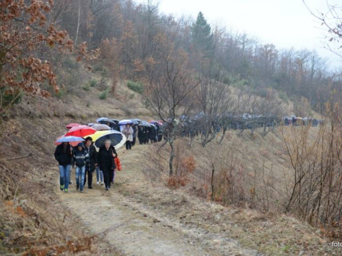 FOTO: Mons. dr. Pero Sudar predvodio misu i Križni put na Uzdolu