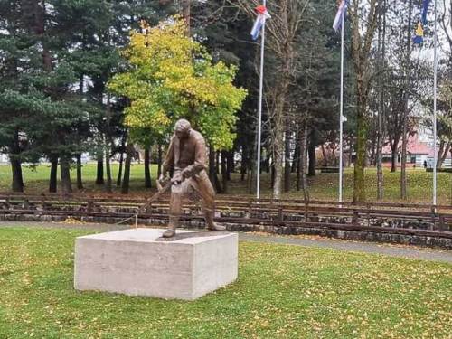 Na Kupresu postavljen spomenik koscu, načelnik traži da se ukloni