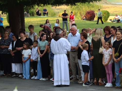 FOTO: Započela trodnevnica na Šćitu uoči Male Gospe, prvi dan posvećen školarcima