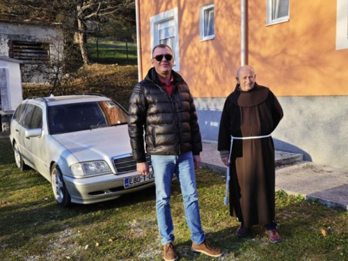 Obitelj Papić darovala vozilo stradalima u poplavama u Konjicu