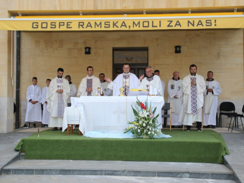 FOTO: Na Šćitu započela trodnevnica, Mladu misu slavio p. Marko Petričević