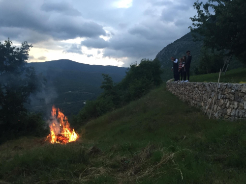 FOTO: Paljenjem svitnjaka Rama dočekuje sv. Ivu