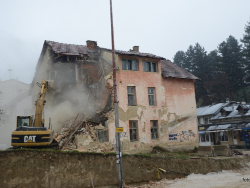 FOTO: Ruši se stara zgrada u Prozoru