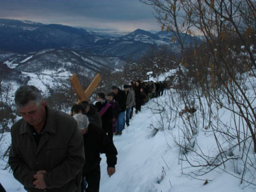 FOTO: Vlč. Ivan Karača predvodio Križni put na Uzdolu