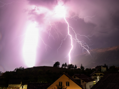 FOTO: Munje parale nebo nad Ramom