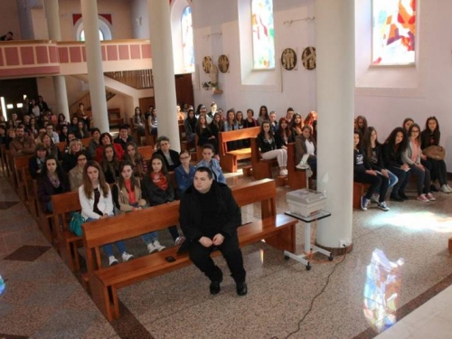 FOTO/VIDEO: Don Damir Stojić predvodio duhovnu obnovu u župi Prozor