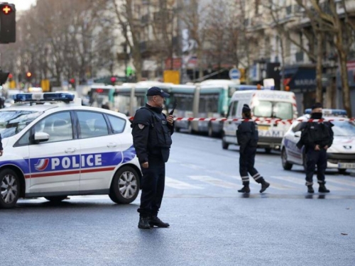 Nožem napao policajce u policijskoj postaji u Parizu, četiri osobe ubijene