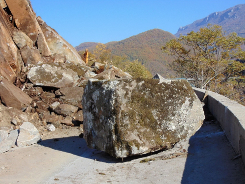 Zbog odrona na dionici M16.2 Jablanica - Prozor obustavljen promet