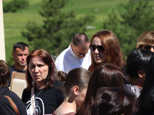 FOTO: Na Pidrišu svečano proslavljen sv. Ante: Mnoštvo hodočasnika iz Rame stiglo pješice
