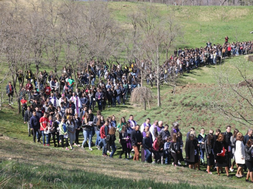 FOTO/VIDEO: Nadbiskupijski križni put mladih na Šćitu