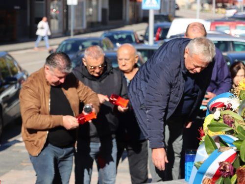 FOTO: Svi sveti - U Prozoru zapaljene svijeće za poginule i preminule branitelje