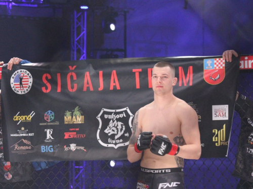 FOTO: Tomislav Sičaja pobjedio u prvom profesionalnom nastupu u MMA