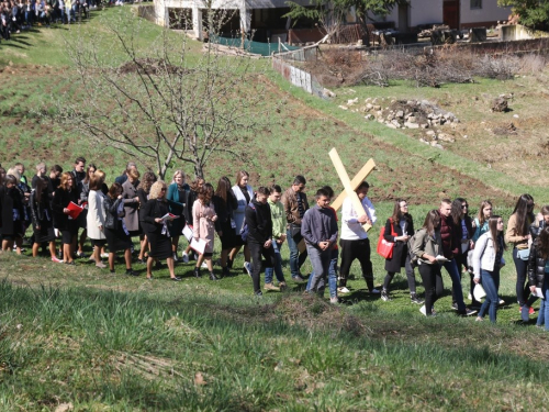 FOTO/VIDEO: Nadbiskupijski križni put mladih na Šćitu