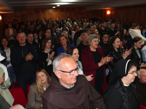 FOTO: ''Duhovni boj'' na Šćitu: Snažna poruka i dojmljiva izvedba oduševili prepunu dvoranu