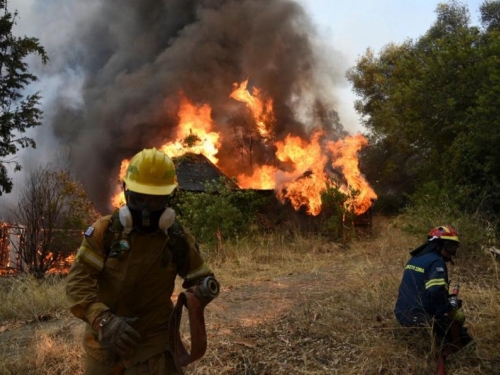 Požar u Grčkoj okružio samostan, svećenici odbijaju otići