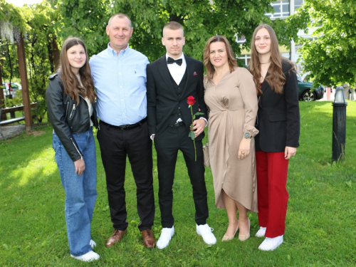 FOTO: Matura 2025. - Defile mladosti na ulicama Prozora