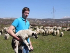 Jakovu su tek 24 godine: Ima 200 ovaca i pet krava