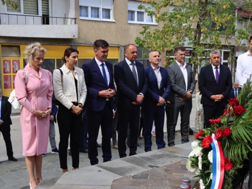 FOTO: Polaganjem vijenaca i svečanom sjednicom započelo obilježavanje Dana općine