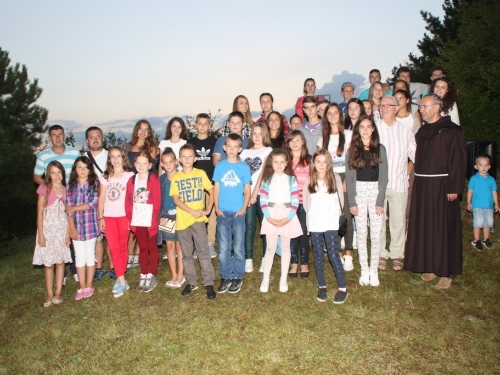 FOTO: Održana 10. kulturna večer na brdu Gračac u Podboru