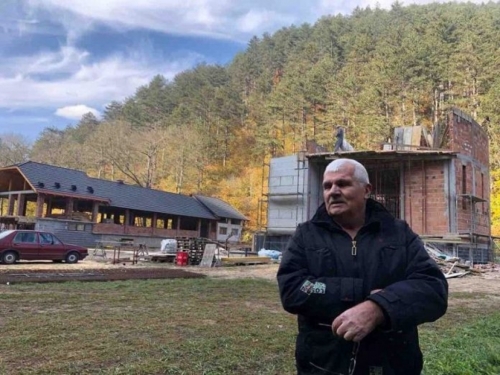 Obnavlja crkvu u svome dvorištu a pomaže u izgradnji u Tomislavgradu i Bugojnu