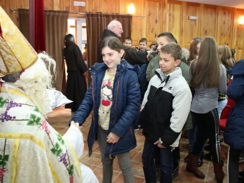 FOTO: Sv. Nikola i ove godine razveselio djecu u župi Rama Šćit