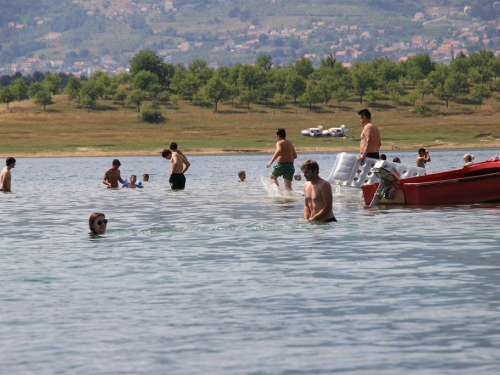 FOTO/VIDEO: Ramci spas od vrućina pronašli na Ramskom jezeru